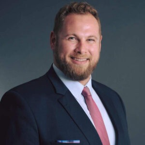 Mann im Anzug mit Krawatte